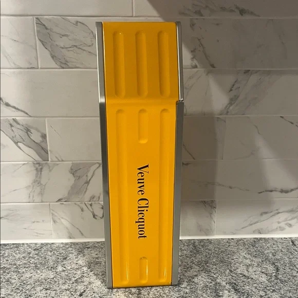 New Veuve Clicquot Dallas Arrow Box Yellow - Picture 7 of 9